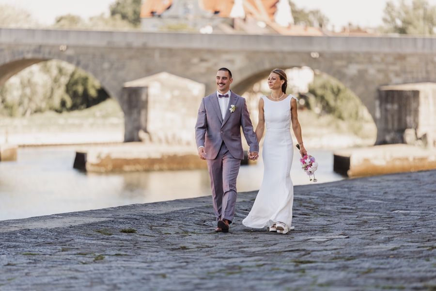 Anna und Paul an der Donau mit der Steinernen Brücke in Regensburg
