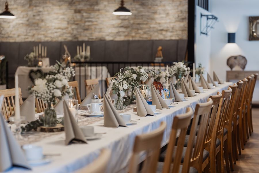 Die festlich gedeckte Hochzeitstafel im Gasthof Koller in Bubach an der Naab mit weißen Blumen und Kerzen