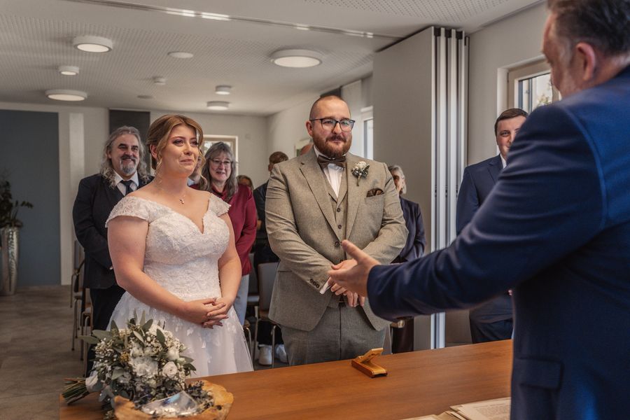 Christina und Dominik stehen bei der Trauung im Standesamt Teublitz, Christina hat Tränen in den Augen